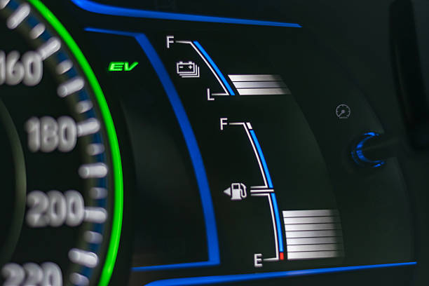 Carro híbrido em estrada urbana economizando energia com direção eficiente