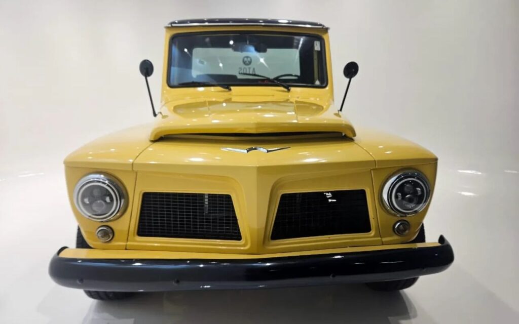 Ford F-75 4x4 1964 amarela restaurada em destaque, mostrando o design clássico e robusto da picape.