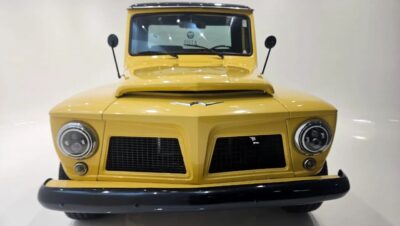 Ford F-75 4x4 1964 amarela restaurada em destaque, mostrando o design clássico e robusto da picape.