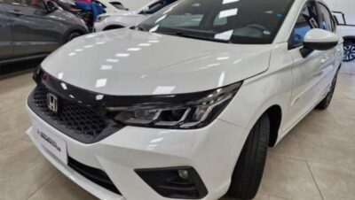 Honda City 1.5 i-VTEC FLEX TOURING CVT branco estacionado, mostrando seu design moderno e elegante
