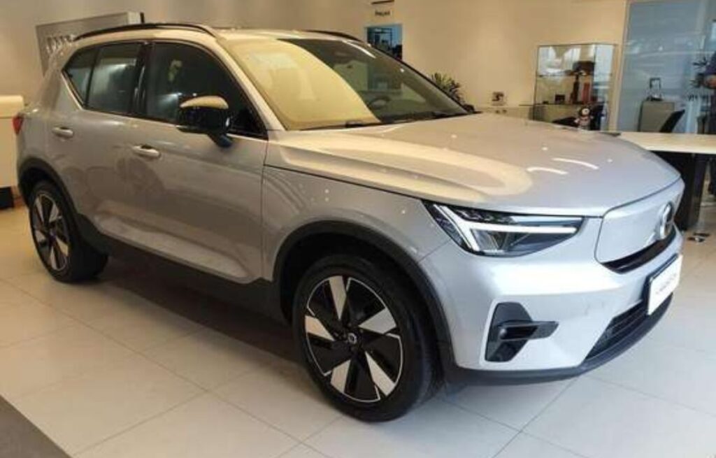 Imagem de um Volvo XC40 estacionado em um ambiente urbano moderno, destacando seu design único e elegante