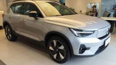 Imagem de um Volvo XC40 estacionado em um ambiente urbano moderno, destacando seu design único e elegante