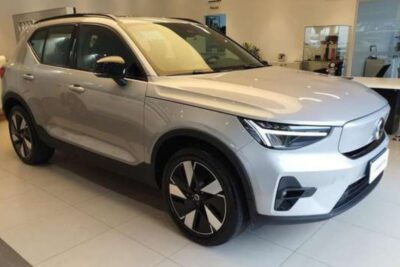 Imagem de um Volvo XC40 estacionado em um ambiente urbano moderno, destacando seu design único e elegante