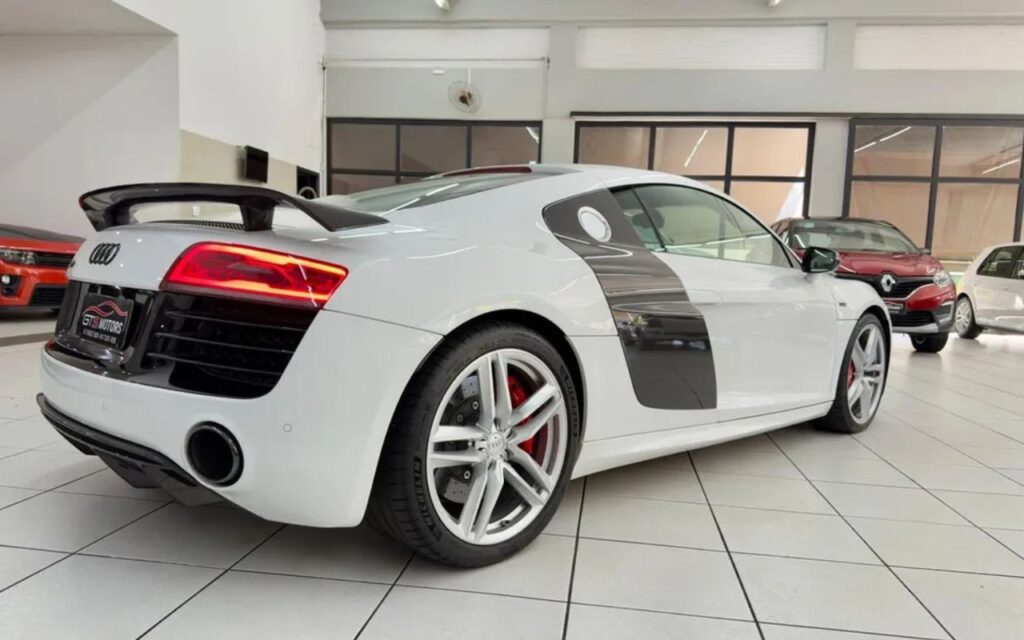 Audi R8 5.2 V10 FSI 2014 com carroceria esportiva e motor potente