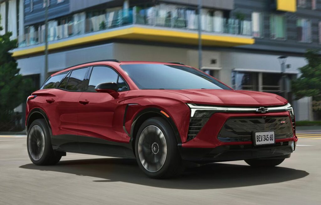 Blazer EV RS vermelho com selo GM Premium Protection Blindagem, parte da frota presidencial elétrica no Brasil.