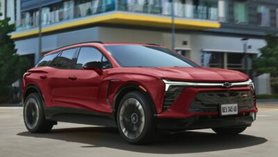 Blazer EV RS vermelho com selo GM Premium Protection Blindagem, parte da frota presidencial elétrica no Brasil.