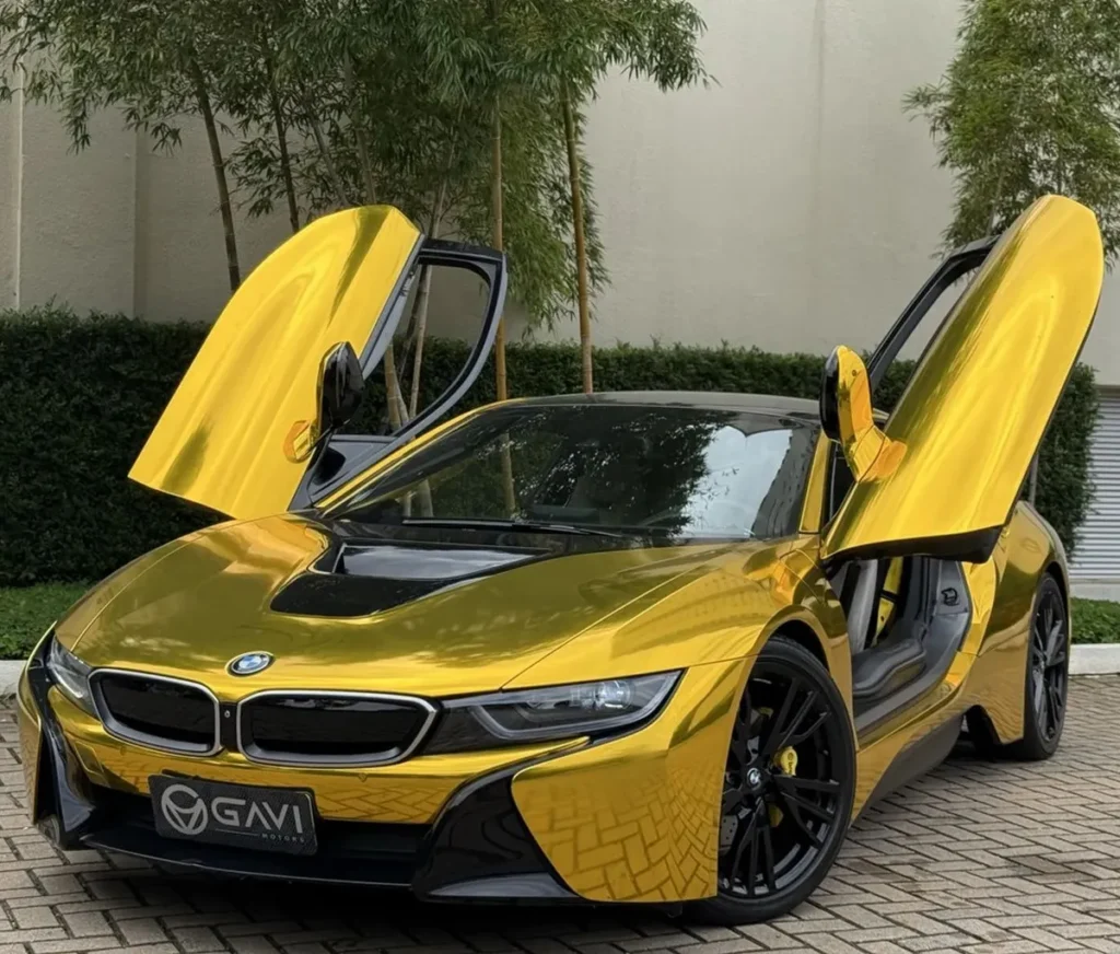 BMW i8 1.5 Hybrid eDrive Automático com carroceria esportiva e portas tipo asa de gaivota