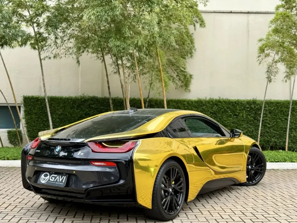 BMW i8 1.5 Hybrid eDrive Automático com carroceria esportiva e portas tipo asa de gaivota