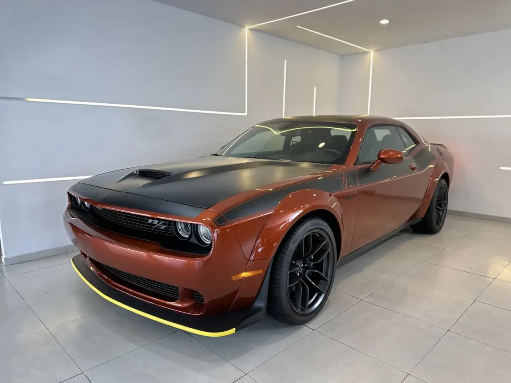 Dodge Challenger 6.4 V8 Hemi Scat Pack Widebody 2023 com carroceria alargada, rodas largas e visual agressivo