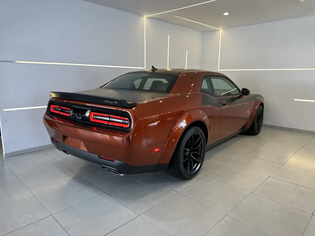 Dodge Challenger 6.4 V8 Hemi R/T Scat Pack Widebody 2023 — traseira com rodas largas e carroceria agressiva
