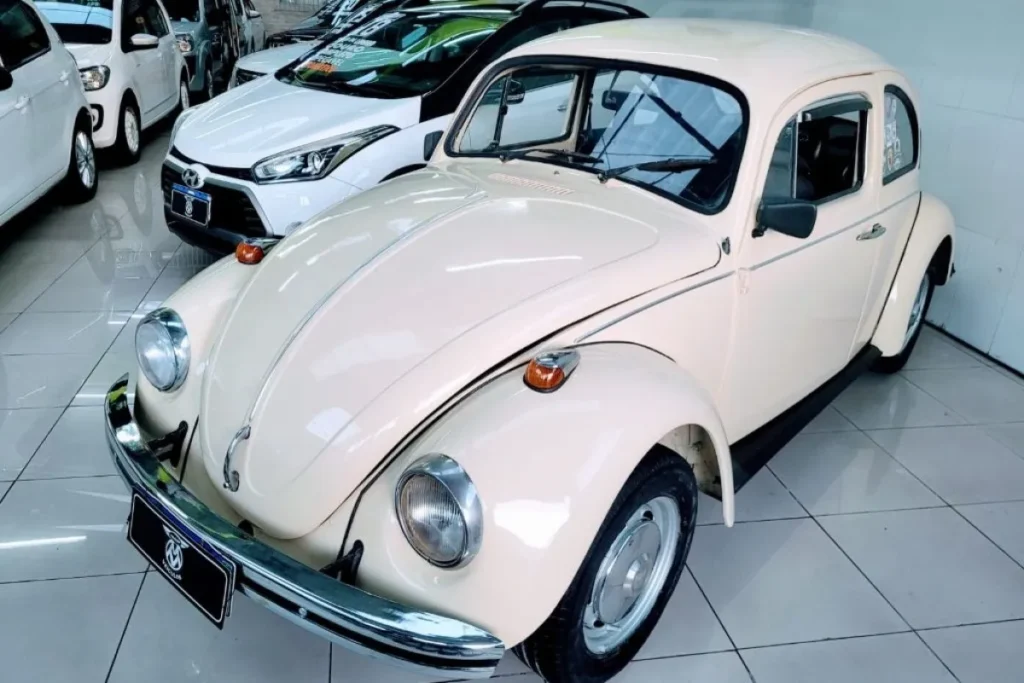 Volkswagen Fusca 1300 clássico em destaque, mostrando o design arredondado e icônico do modelo.
