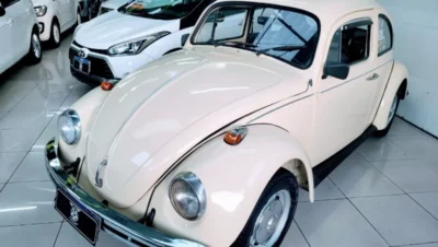 Volkswagen Fusca 1300 clássico em destaque, mostrando o design arredondado e icônico do modelo.