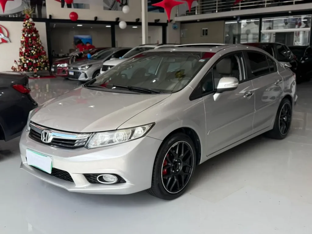 Honda Civic EXS 2013 prata estacionado, vista frontal mostrando design moderno e elegante