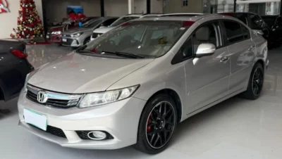 Honda Civic EXS 2013 prata estacionado, vista frontal mostrando design moderno e elegante