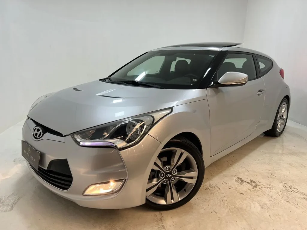 Hyundai Veloster 1.6 16v 2p branco estacionado, mostrando design esportivo