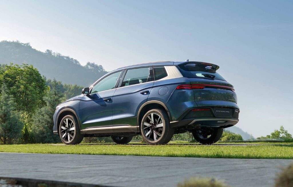 Imagem de um SUV moderno e futurista, representando o BYD Song Pro 2026, em um ambiente urbano iluminado por luzes azuis.