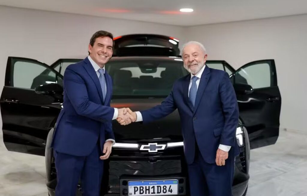 Presidente Luiz Inácio Lula da Silva apertando a mão de empresário ao receber o Chevrolet Blazer EV RS da General Motors
