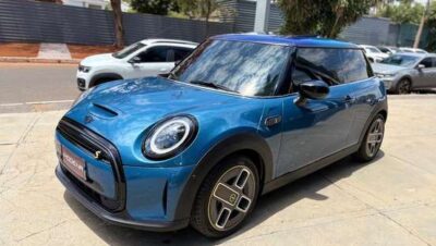 MINI Cooper SE Top 2P Elétrico em cor azul vibrante estacionado em área urbana, destacando seu design moderno e elétrico.