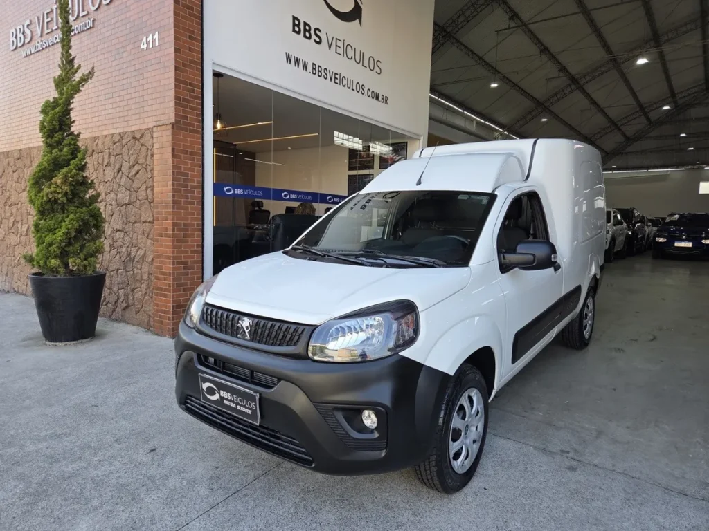 Van Peugeot Partner Rapid Business Pack 2025 vista frontal, mostrando design prático e porta de carga